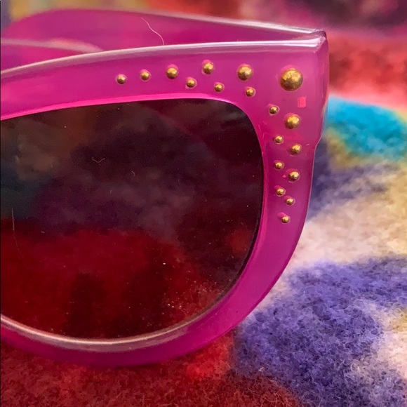 Cute pair of fuchsia sunglasses with gold studs - Picture 3 of 4